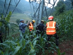 नेपाली सेनाद्वारा विद्युत्‌को प्रसारण लाइनमा झुण्डिएका व्यक्तिको उद्धार: फोटो फिचर